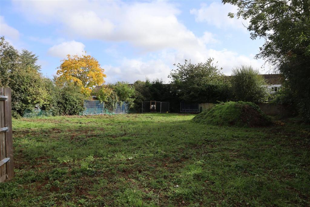 Leighton Road, Toddington 3 bed property with land for sale £475,000