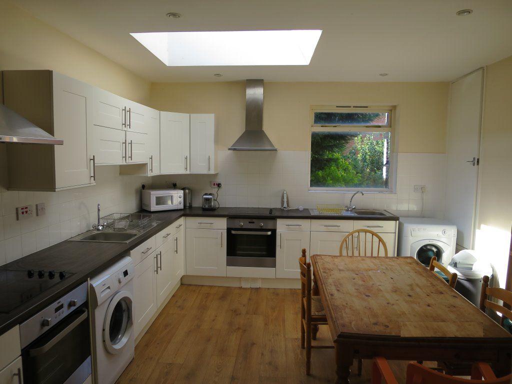 Cowley Road 6 bed flat to rent £3,450 pcm (£796 pw)