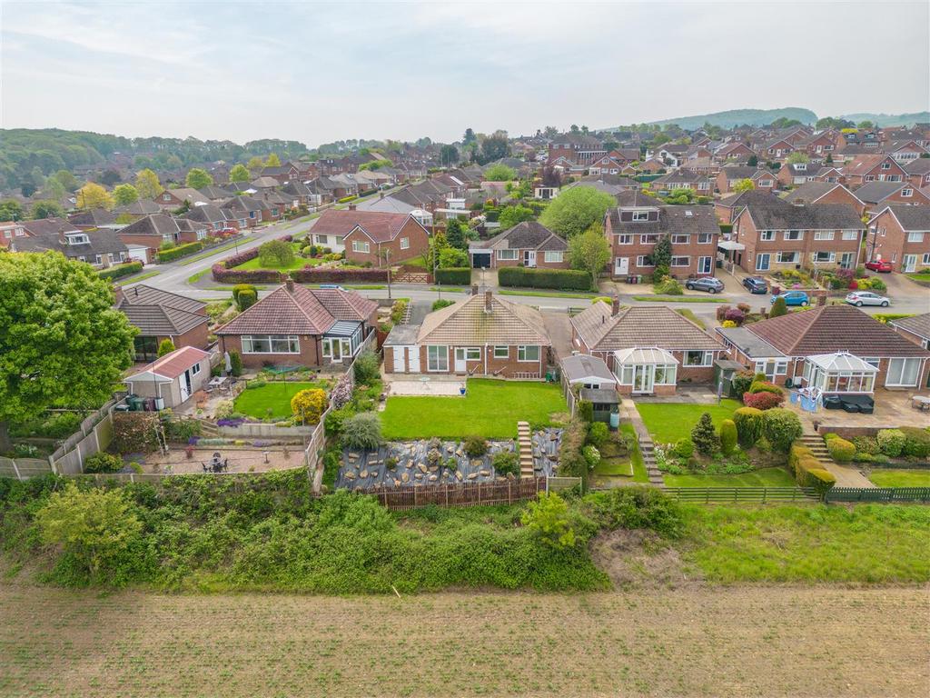 Chartwell Avenue, Wingerworth, Chesterfield, S42 6SP 3 bed detached