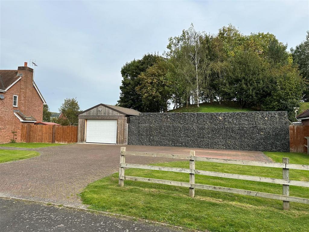 Second double garage/workshop/granny annexe