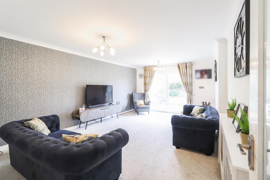 Norton Drive, Warwick CV34 4 bed detached house £450,000