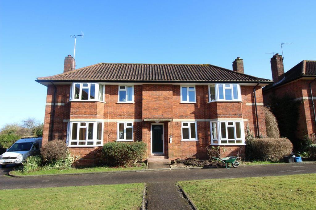 Greenwood Close, Bushey Heath 1 bed flat £1,100 pcm (£254 pw)