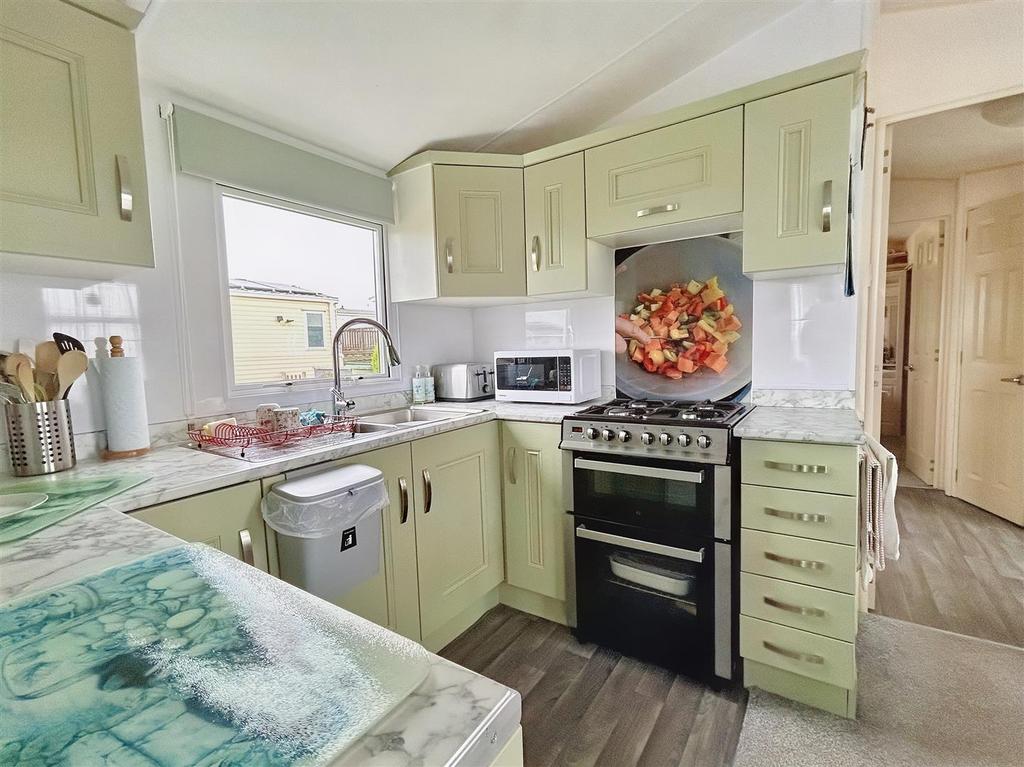 Kitchen (2).jpg