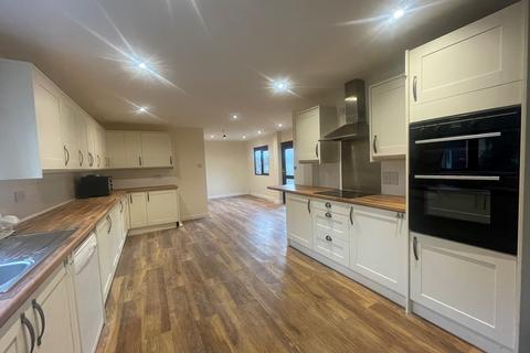 4 bedroom detached house to rent - Village Road, Dorney SL4