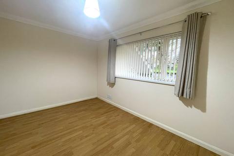 2 bedroom flat to rent, Clyne Close, Mayals, Swansea, SA3