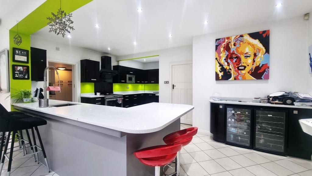Dingle Road, Stourbridge 5 bed detached house £2,500 pcm (£577 pw)