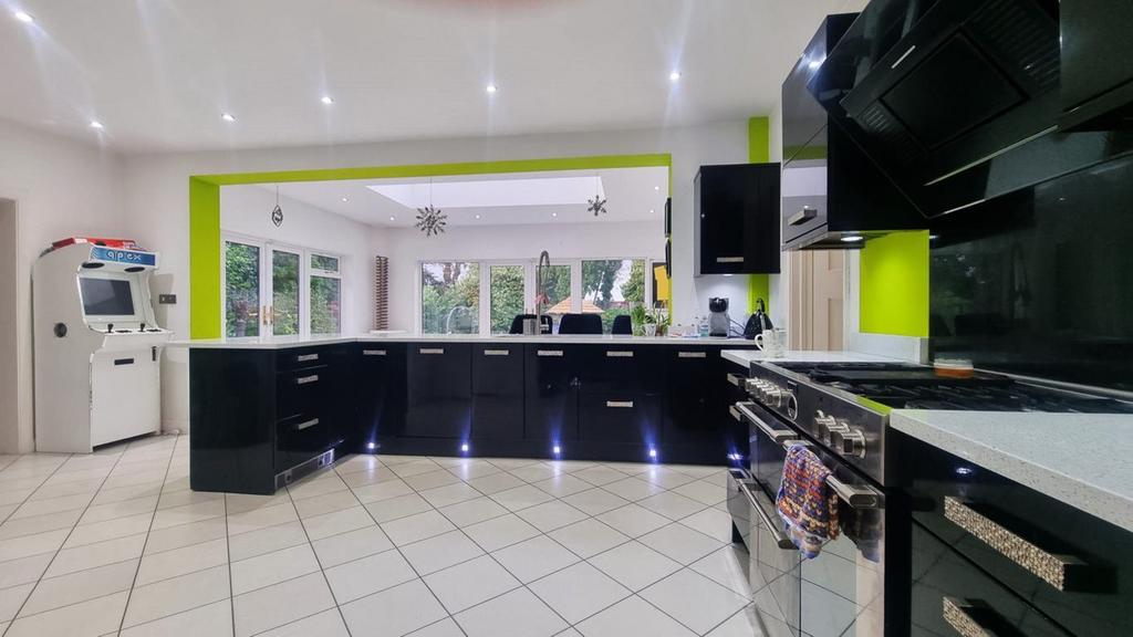 Dingle Road, Stourbridge 5 bed detached house £2,500 pcm (£577 pw)
