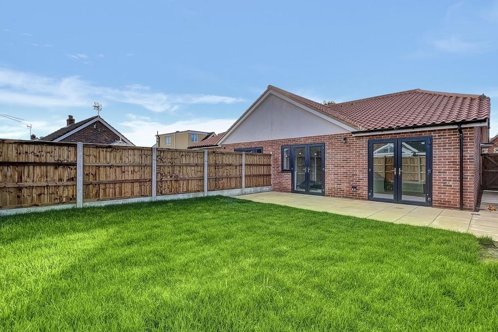 Cooper Close, Bures Road, Great Cornard, Sudbury, CO10 3 bed bungalow