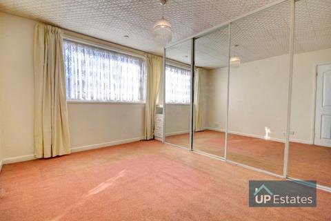69 Yarningale Road, Willenhall, Coventry, CV3 3EN