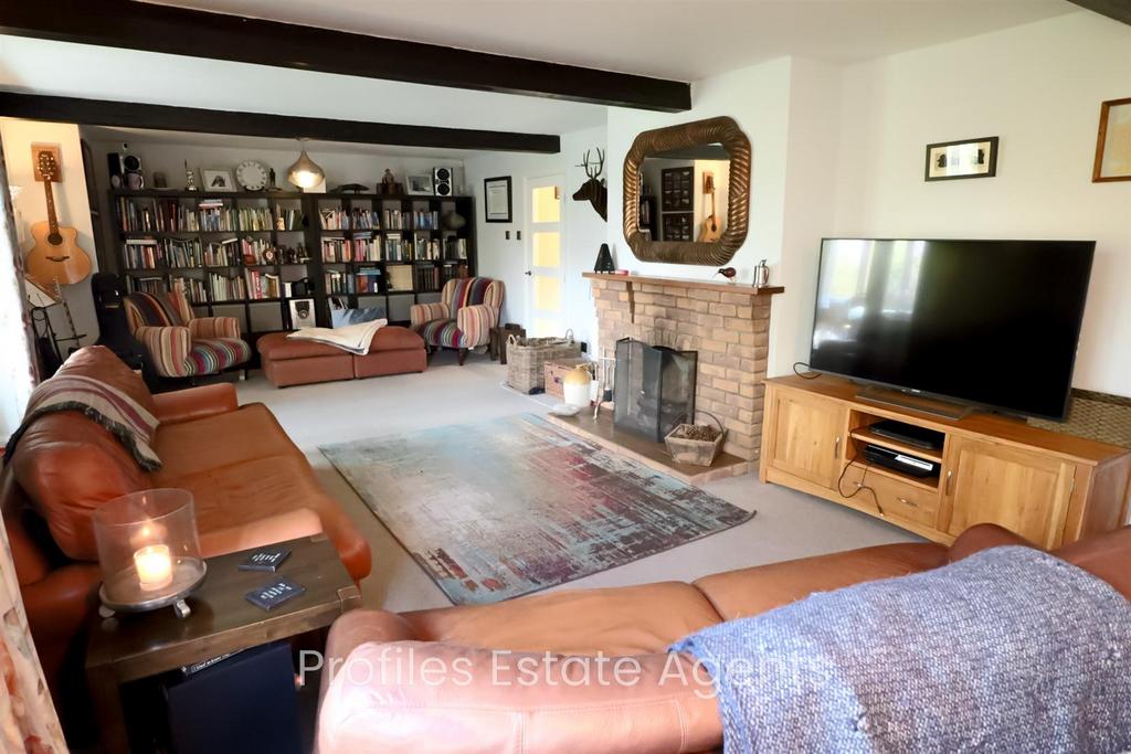 Spacious Lounge (side)