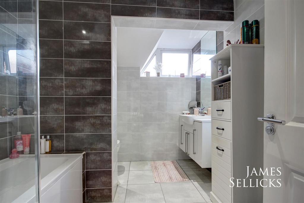 Master ensuite bathroom