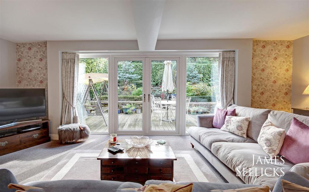 Open plan sitting/dining room