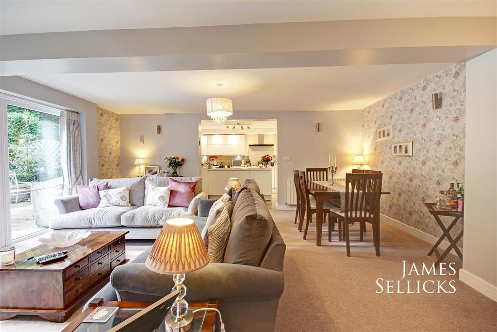 Open plan sitting/dining rooom