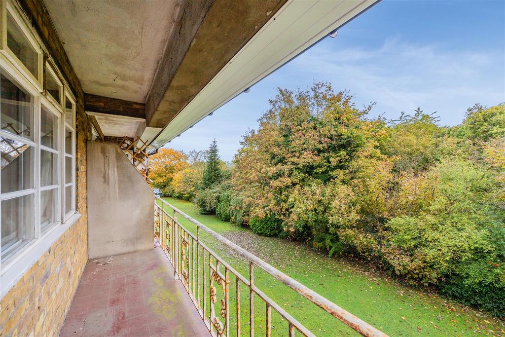 Lancaster Court, Banstead 2 bed apartment for sale £275,000