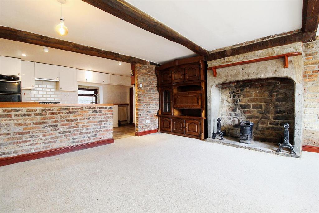 The Village, Farnley Tyas, Huddersfield. HD4 6UQ 3 bed cottage for sale £350,000