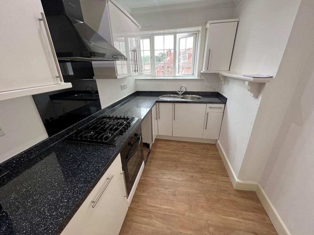 Penn Hill Avenue, Penn Hill, Poole, BH14 2 bed apartment for sale £