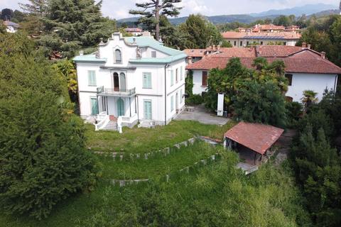 6 bedroom villa, Via Liveria 9 Montano Lucino