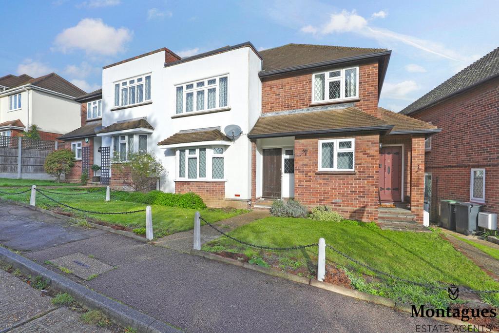 Warren Court, Chigwell, IG7 2 bed for sale £369,995