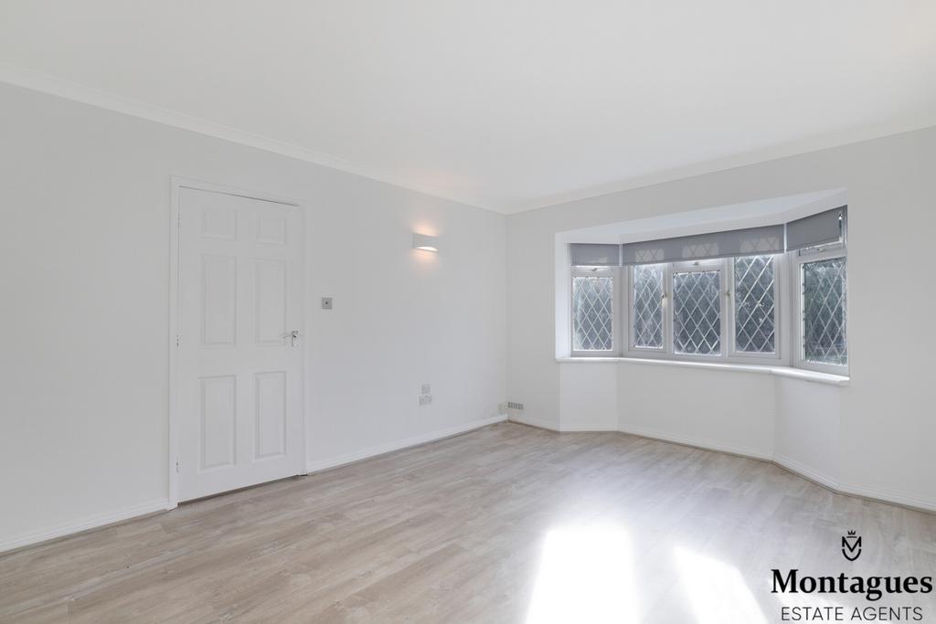 Warren Court, Chigwell, IG7 2 bed for sale £369,995