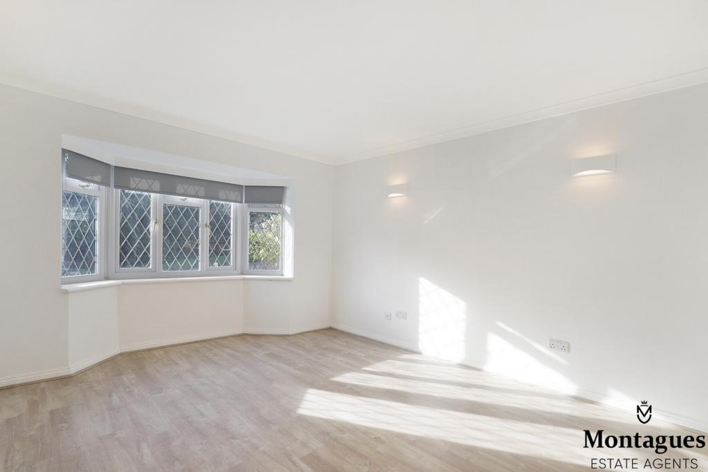 Warren Court, Chigwell, IG7 2 bed for sale £369,995