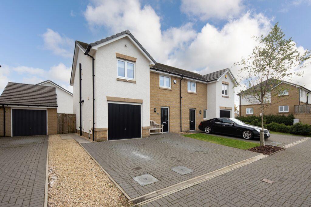 Staffin Way, Maidenhill, Newton Mearns 3 bed semidetached villa for