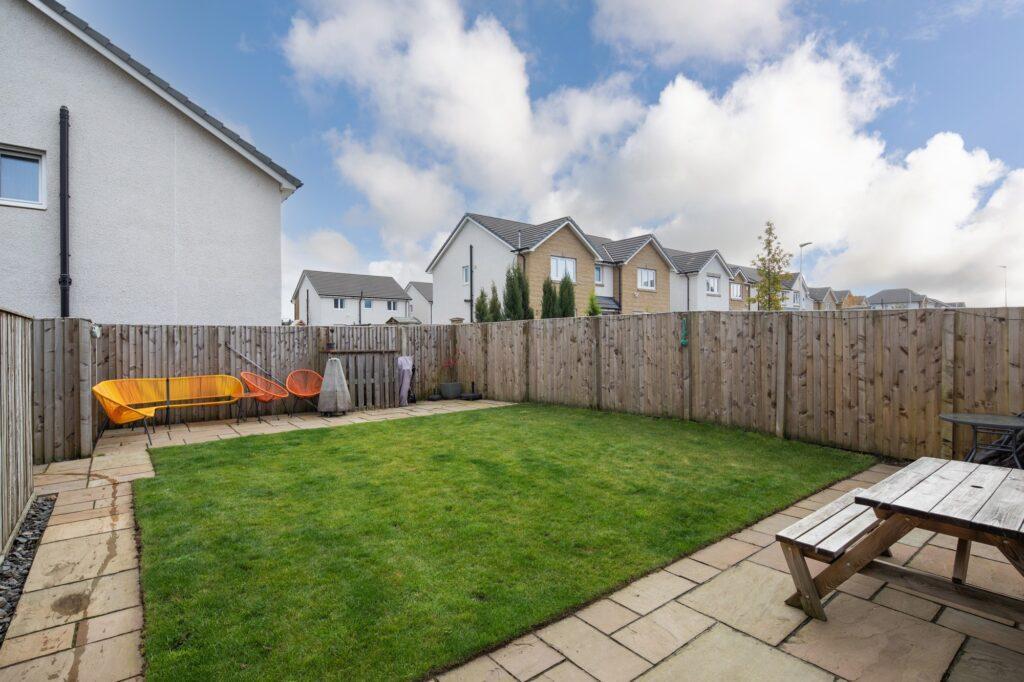 Staffin Way, Maidenhill, Newton Mearns 3 bed semidetached villa for
