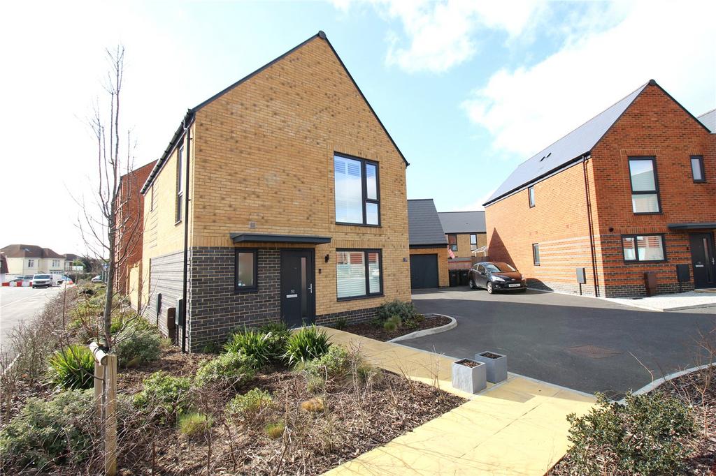 Archer Road, LeeOnTheSolent, Hampshire, PO13 4 bed detached house