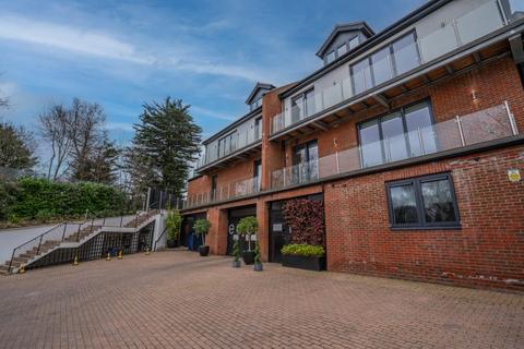 3 bedroom flat to rent, Eden Lodges, Chigwell