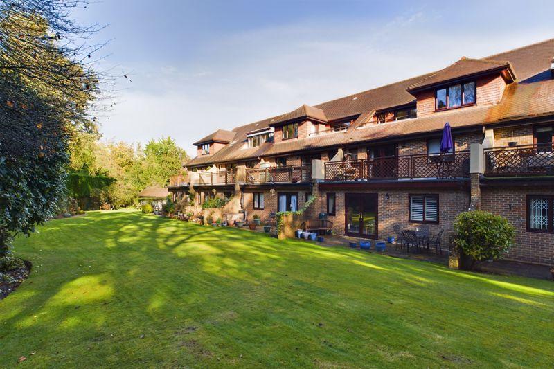 The Avenue, Tadworth 3 bed apartment for sale £475,000