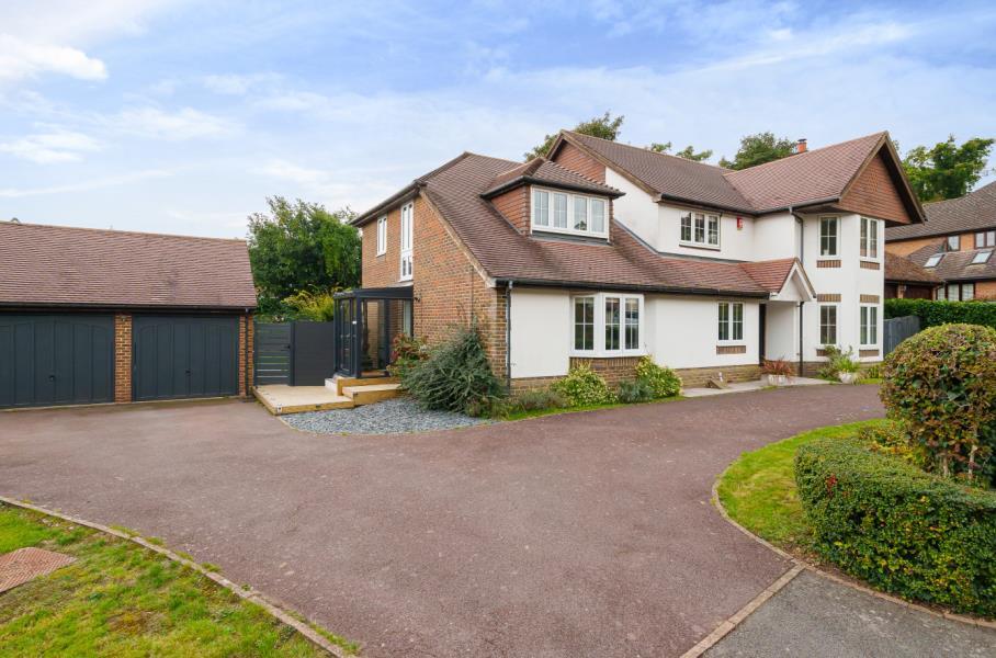 Englefield Green 5 bed detached house to rent £5,000 pcm (£1,154 pw)