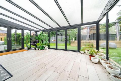 5 bedroom detached house to rent, Englefield Green