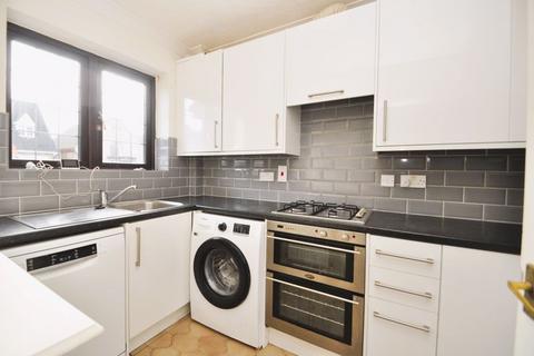 2 bedroom terraced house to rent, Cavendish Road, New Malden