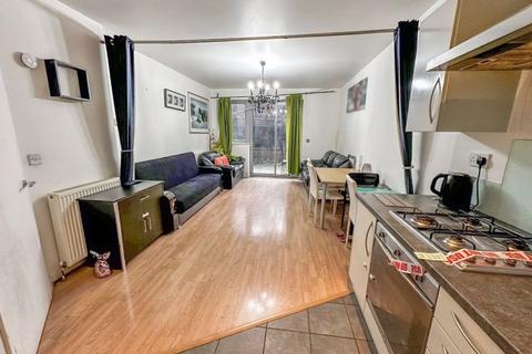 Flat 2, 42 Violet Road, London, E3 3QG