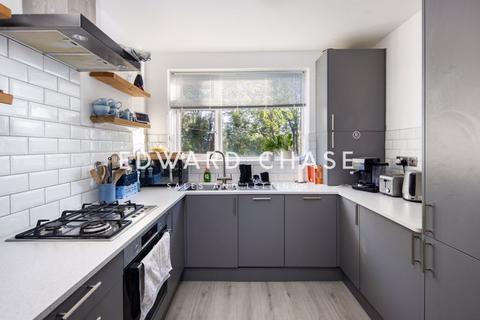 2 bedroom ground floor flat to rent, Station Way, Buckhurst Hill, IG9
