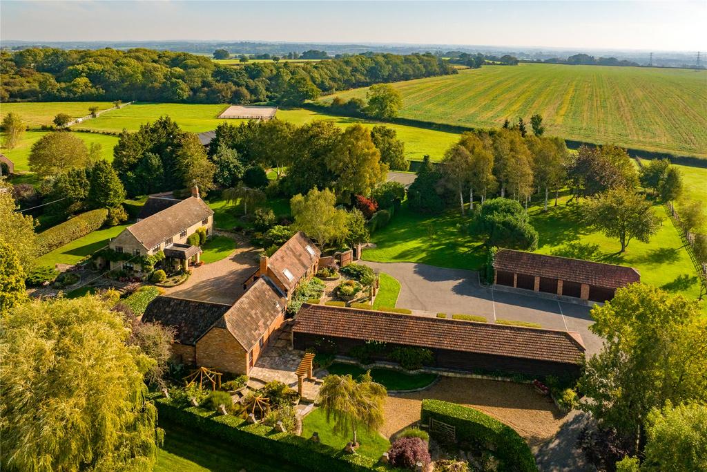 Hillesden, Buckingham, Buckinghamshire, MK18 4 bed equestrian property