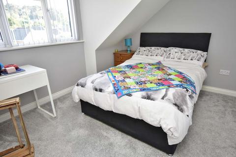 28 Anvil Crescent, Broadstone, BH18 9DY