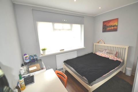 1 bedroom in a house share to rent, Hathaway Gardens, London