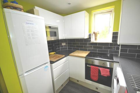 1 bedroom in a house share to rent, Hathaway Gardens, London