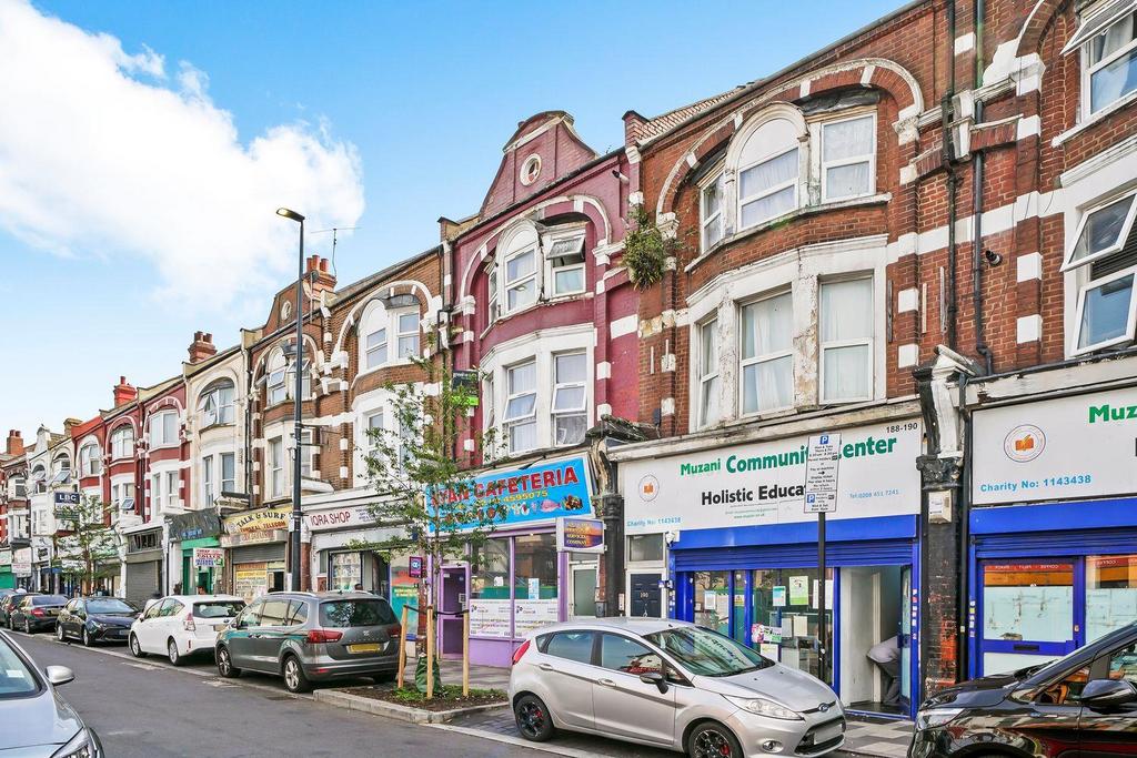 Church Road, London, NW10 3 bed flat for sale - £250,000