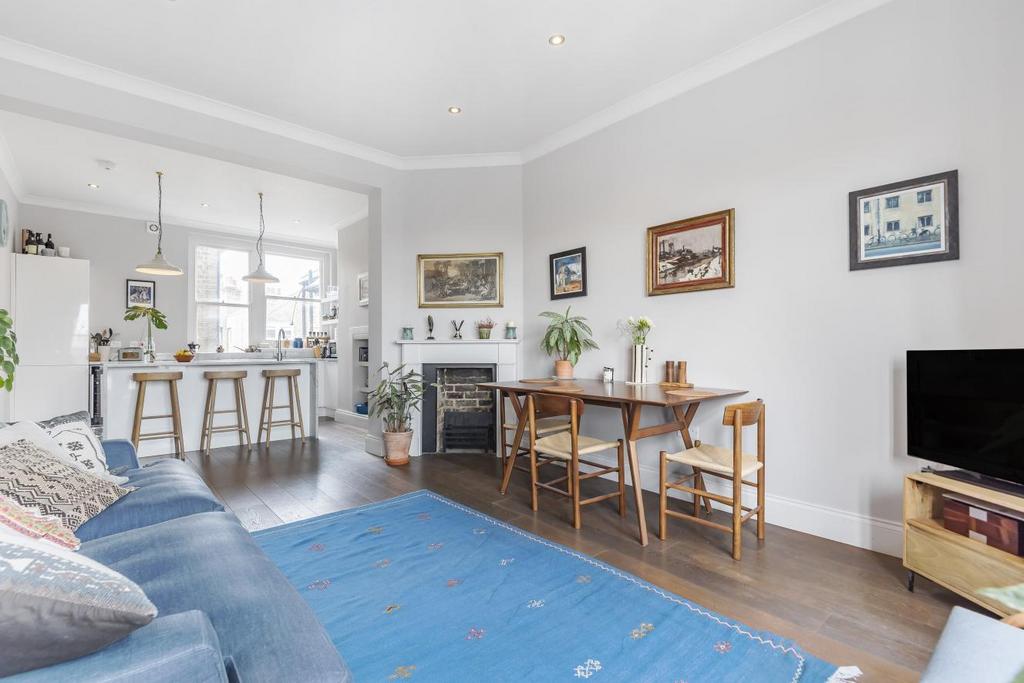 Lurline Gardens, Battersea 3 bed flat for sale £875,000