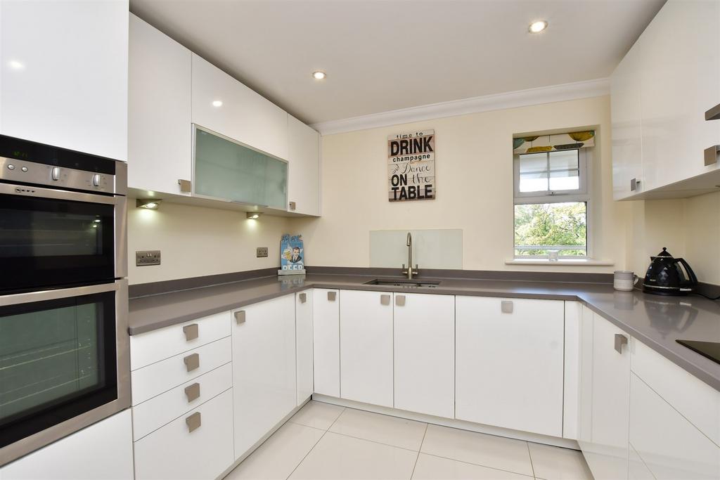 Wray Common Road, Reigate, Surrey 2 bed penthouse for sale £750,000