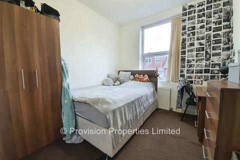 7 bedroom terraced house to rent, Chestnut Avenue, Hyde Park LS6