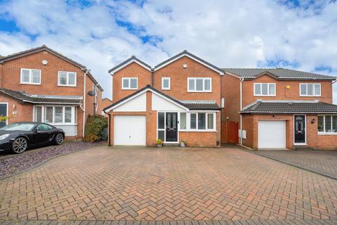 4 bedroom detached house for sale - Landseer Avenue, Tingley, WF3