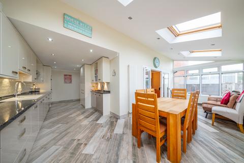 4 bedroom detached house for sale - Landseer Avenue, Tingley, WF3