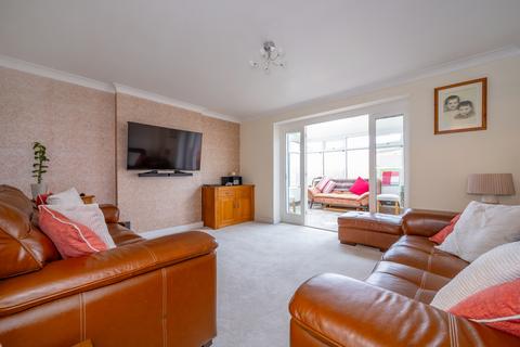 4 bedroom detached house for sale - Landseer Avenue, Tingley, WF3