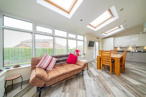 4 bedroom detached house for sale - Landseer Avenue, Tingley, WF3