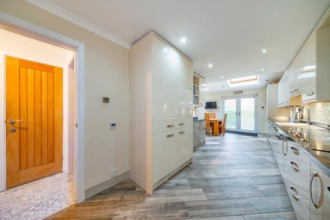 4 bedroom detached house for sale - Landseer Avenue, Tingley, WF3