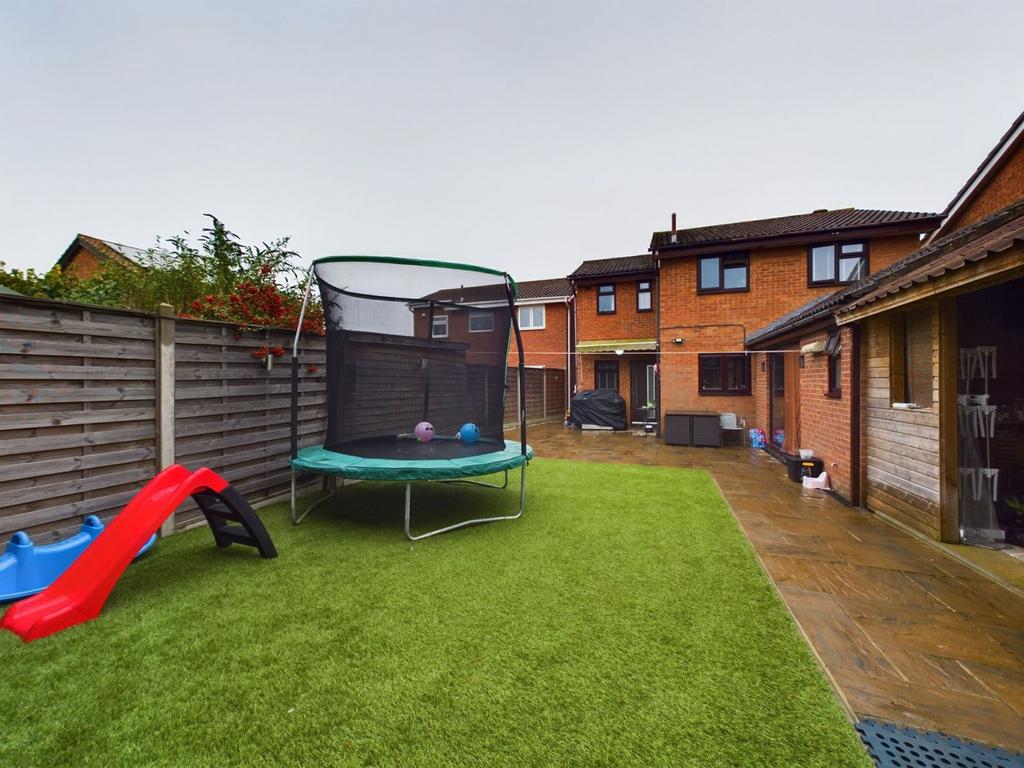 Wilford Avenue, Wakes Meadow, Northampton NN3 9UQ 5 bed detached house