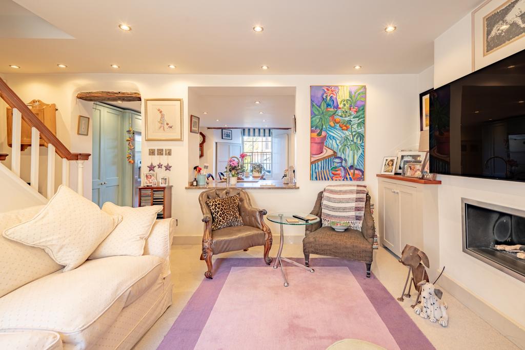 Snug to Kitchen