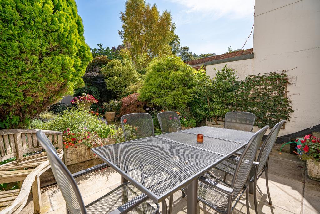 Dining Terrace to Garden